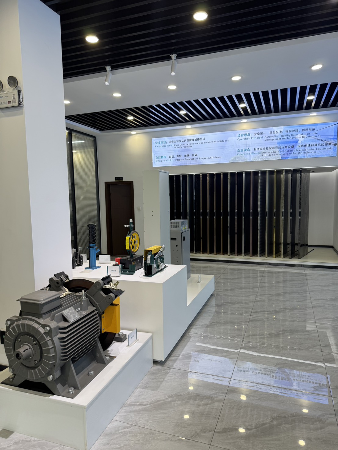 WÜRZBURG 展示空間中的電梯曳引機與控制設備陳列